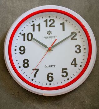 Zegar ścienny Perfect biały z czerwoną ramką FX-5841-Czerwony (4).JPG